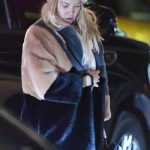 Kate Hudson in a Beige Beret Arrives at Via Carota in New York 01/04/2024