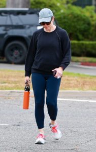 Jennifer Garner in a Black Sweatshirt