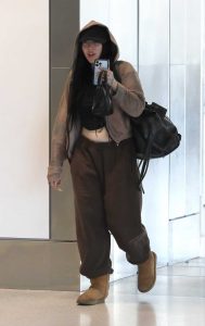 Noah Cyrus in a Brown Sweatpants