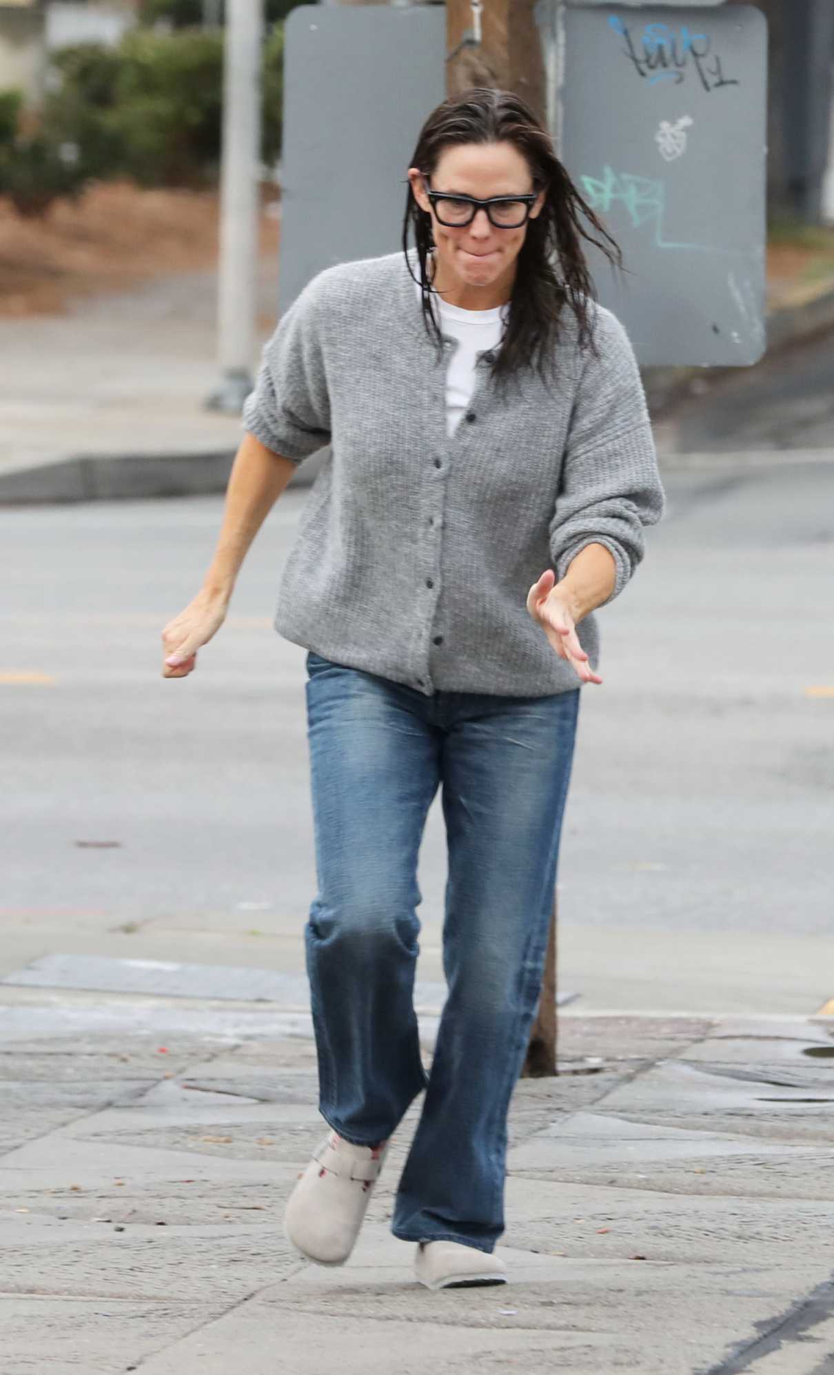 Jennifer Garner in a Grey Cardigan