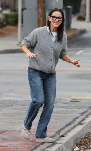 Jennifer Garner in a Grey Cardigan