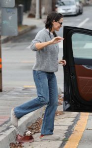 Jennifer Garner in a Grey Cardigan