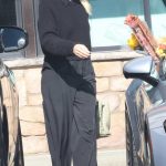 Jessica Hart in a Black Outfit Was Spotted Picking up Flowers at Gelson’s Market in Los Angeles 11/28/2024