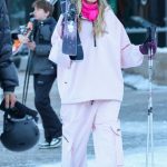 Heidi Klum in a Pink Outfit Skiing in Aspen 12/20/2024