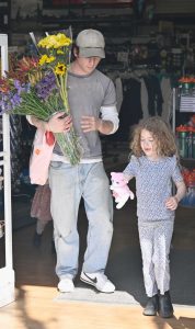 Jeremy Allen White in a White Nike Sneakers