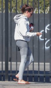 Aubrey Plaza in a Grey Leggings