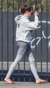 Aubrey Plaza in a Grey Leggings