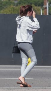 Aubrey Plaza in a Grey Leggings