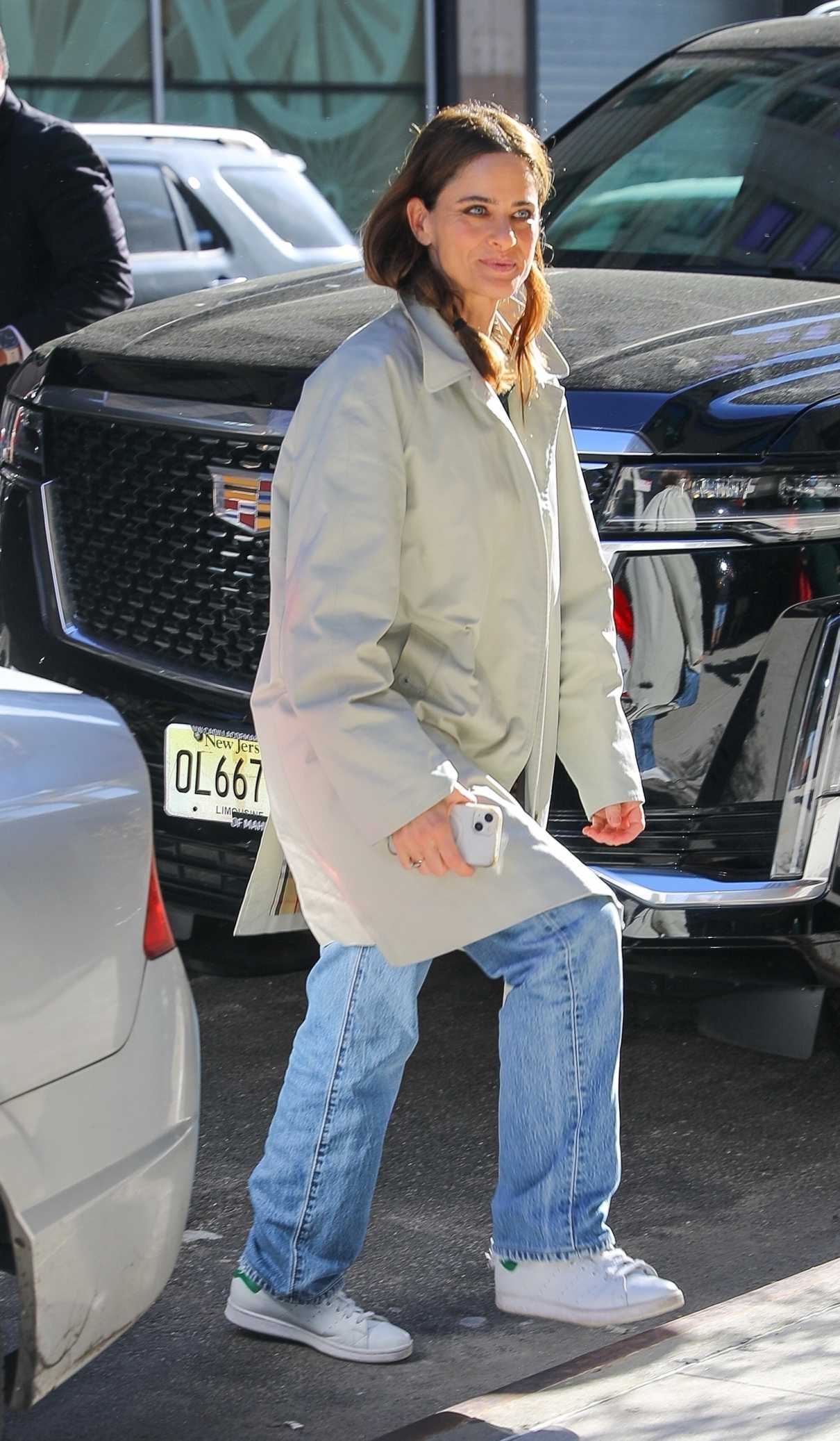 Amanda Peet in a White Sneakers