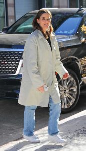 Amanda Peet in a White Sneakers