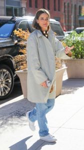 Amanda Peet in a White Sneakers