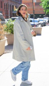 Amanda Peet in a White Sneakers
