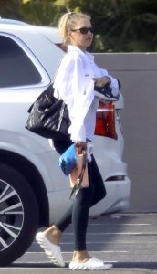 Anna Kournikova in a Black Leggings