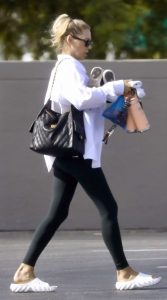 Anna Kournikova in a Black Leggings