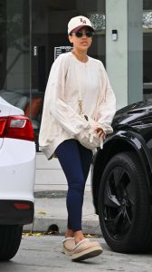 Jessica Alba in a Beige Oversized Sweatshirt