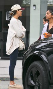 Jessica Alba in a Beige Oversized Sweatshirt