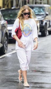 Jennifer Lawrence in a White Long Sleeves T-Shirt