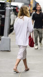 Jennifer Lawrence in a White Long Sleeves T-Shirt