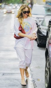 Jennifer Lawrence in a White Long Sleeves T-Shirt