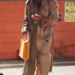 Kaia Gerber in a Beige Trench Coat Dines with Friends at Pace Restaurant in Los Angeles 10/28/2025