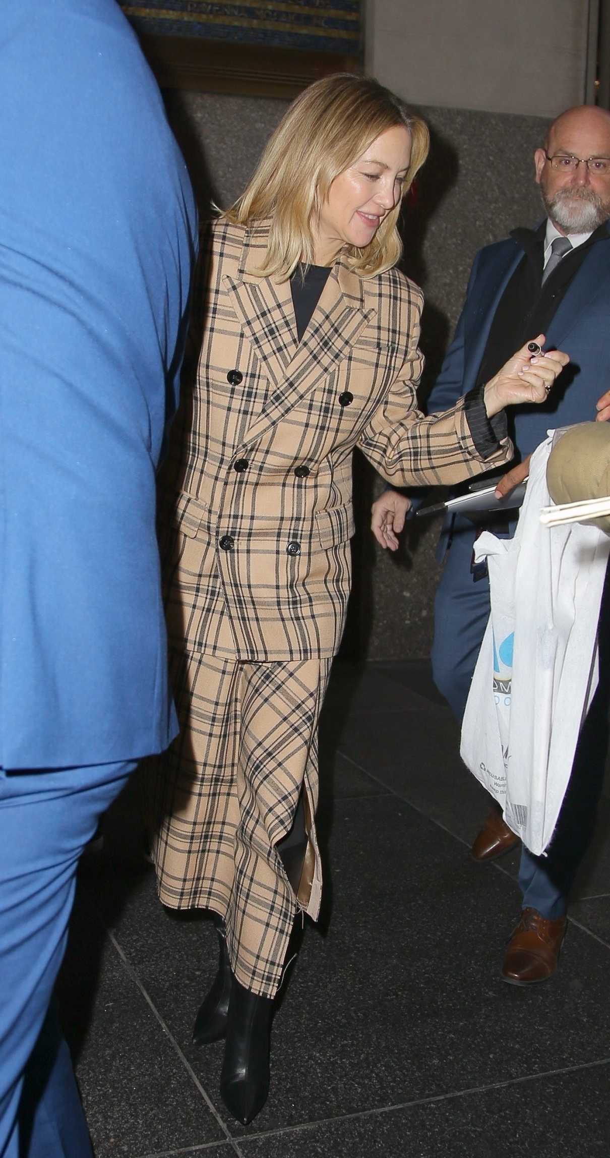 Kate Hudson in a Beige Plaid Ensemble