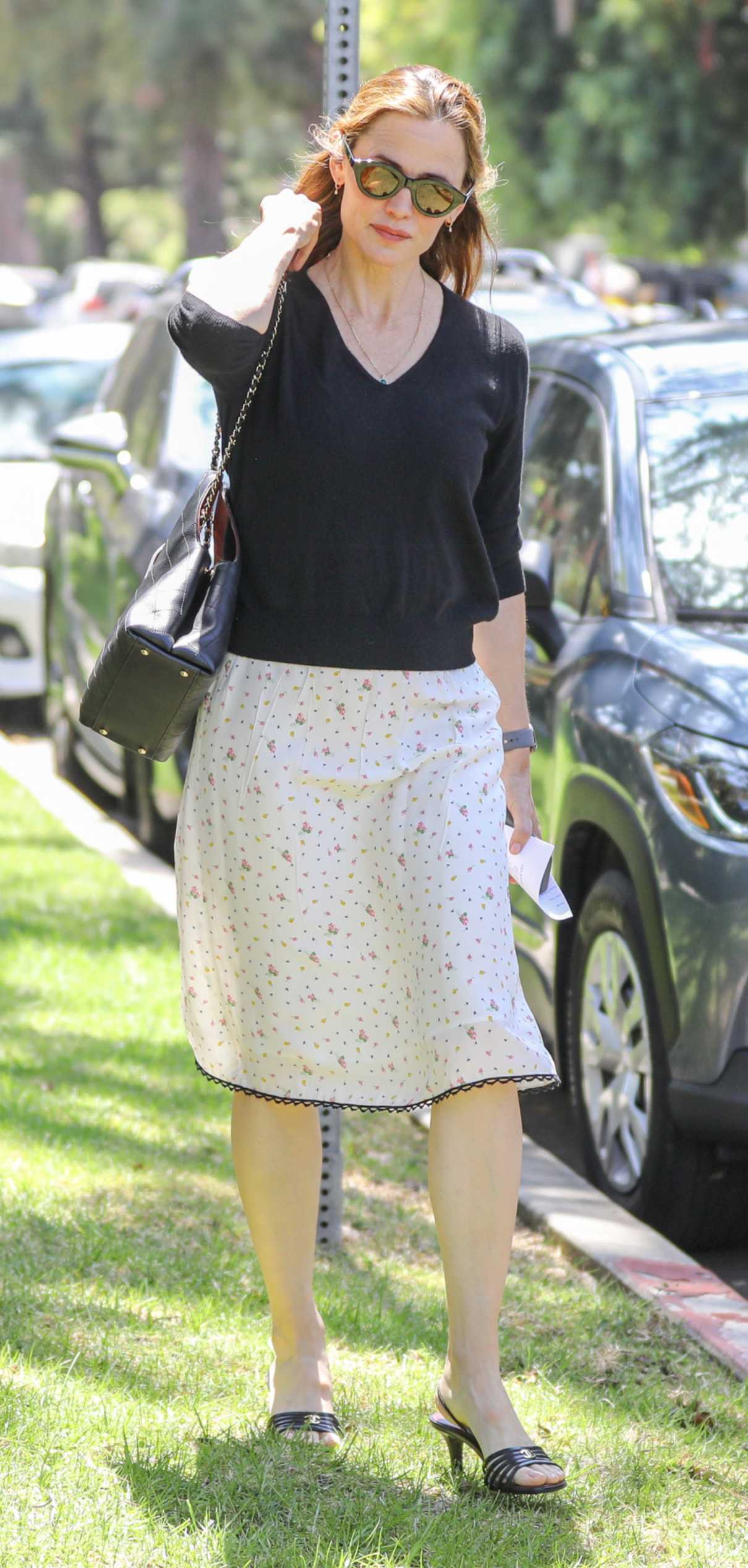 Jennifer Garner in a White Floral Skirt