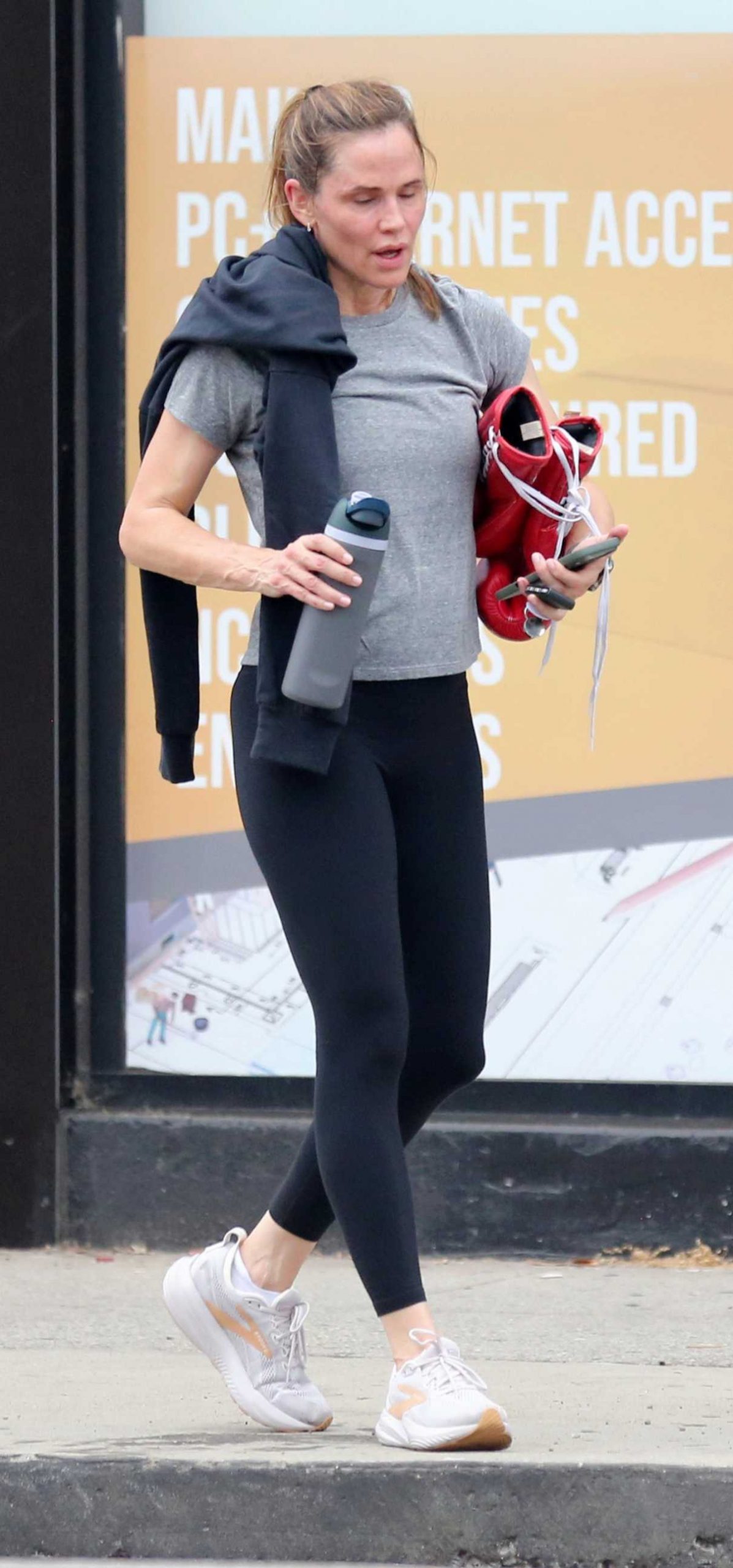 Jennifer Garner in a Black Leggings