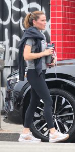 Jennifer Garner in a Black Leggings